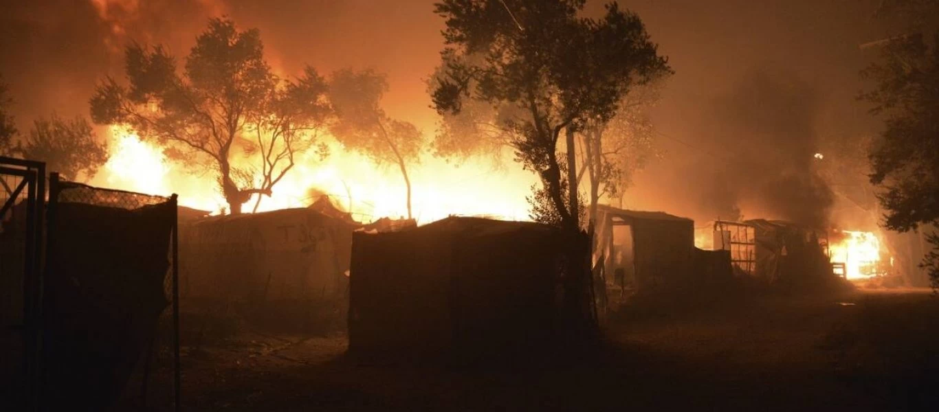 «Κόλαση» στη Λέσβο: Οι πρώτες εικόνες από την φωτιά στη Μόρια (φώτο)